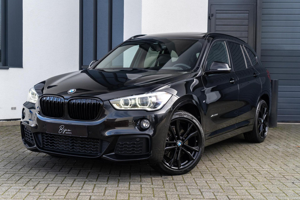 BMW X1 xDrive20i M-SPORT 192 PK PANO / HUD / CAMERA 51267016-0.jpg | Bijnen auto's