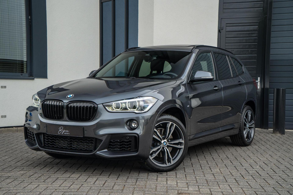BMW X1 sDrive20i 192PK M-Sport PANO / TREKHAAK / CAMERA 53537529-0.jpg | Bijnen auto's