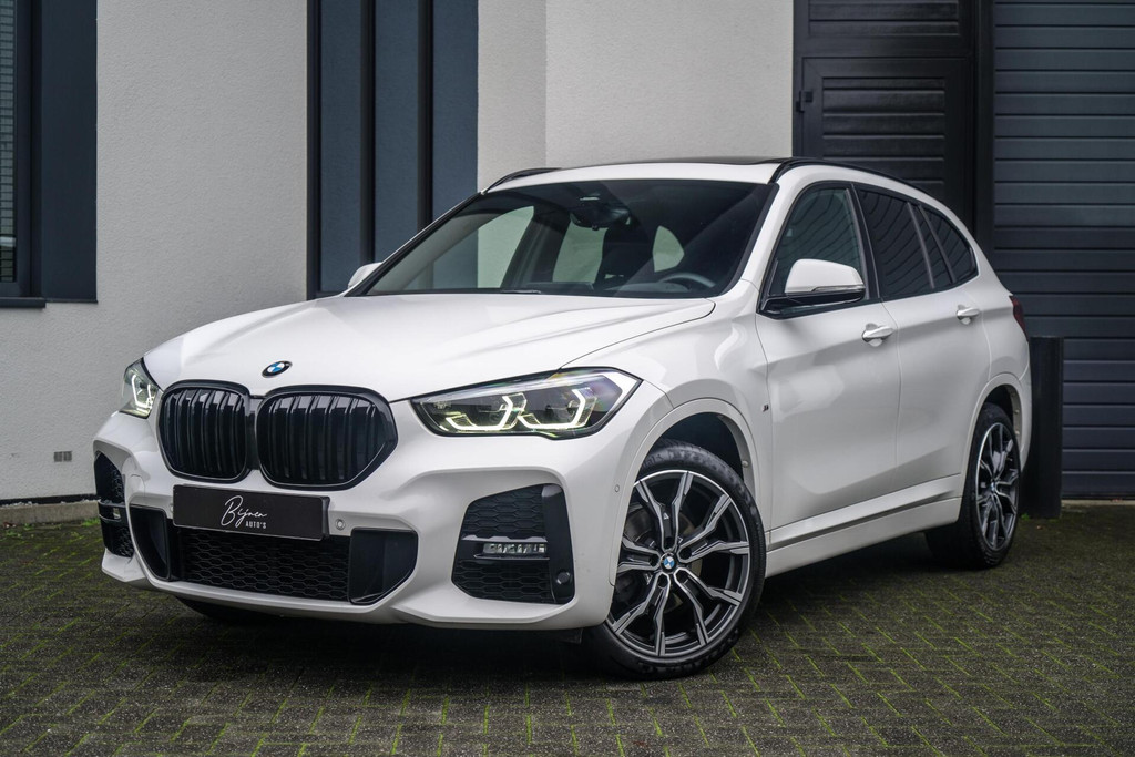 BMW X1 sDrive18i M-Sport PANO / HUD / CAMERA 54420401-0.jpg | Bijnen auto's